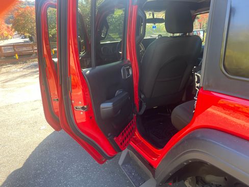 Used 2018 Jeep Wrangler Unlimited Sport S image 8