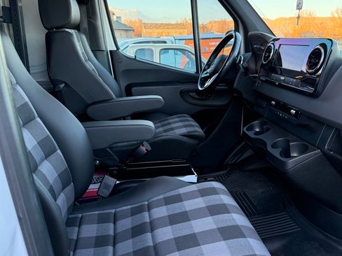 Used 2021 Mercedes-Benz Sprinter 2500 image 12