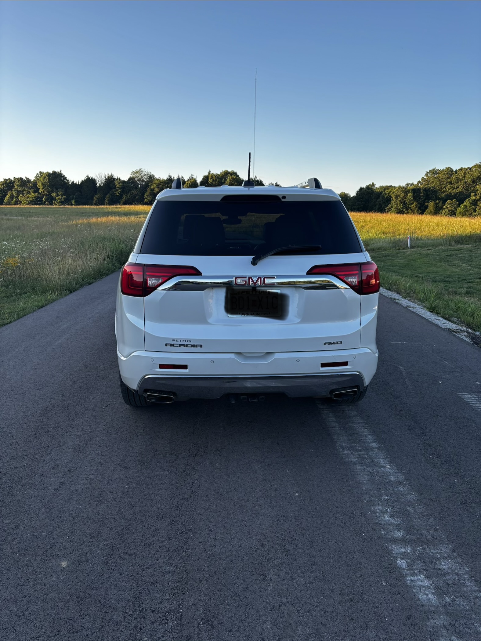 Used 2019 GMC Acadia Denali w/ Technology Package AWD/4WD image 4