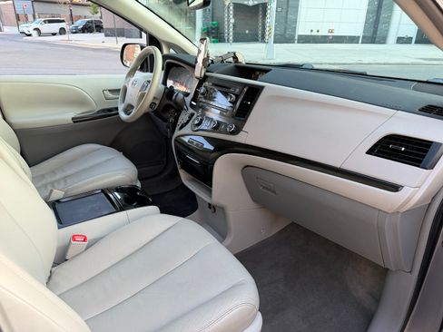 Used 2011 Toyota Sienna LE FWD image 12