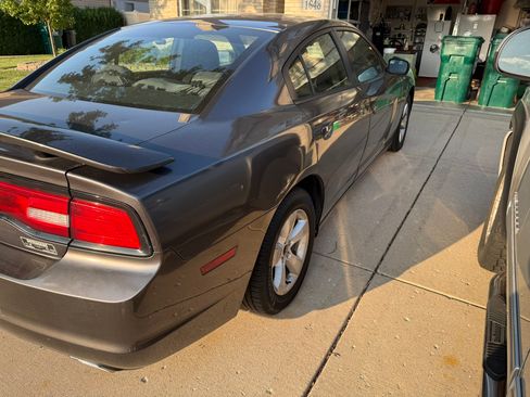 Used 2013 Dodge Charger SE RWD image 6