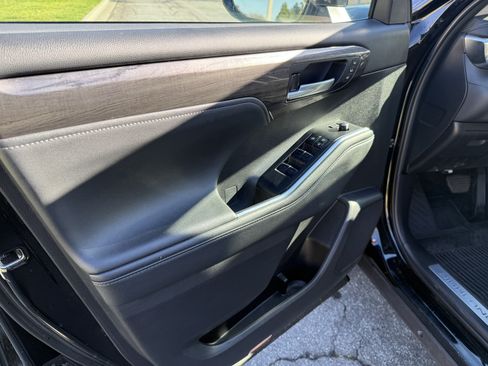 Used 2024 Toyota Highlander Limited image 5