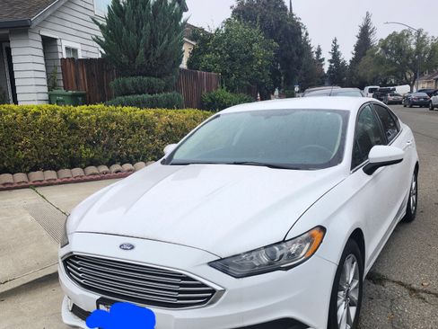 Used 2017 Ford Fusion SE w/ Fusion SE Technology Package image 4