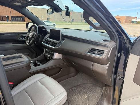 Used 2022 GMC Yukon SLT w/ SLT Premium Package image 11