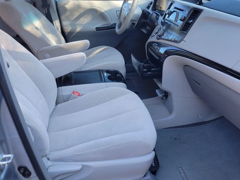 Used 2013 Toyota Sienna LE image 4