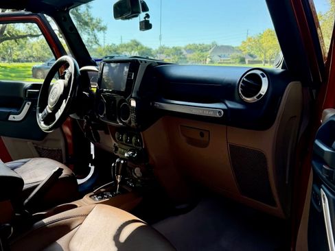Used 2014 Jeep Wrangler Unlimited Rubicon w/ Connectivity Group AWD/4WD image 8