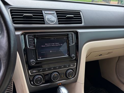 Used 2017 Volkswagen Passat 1.8T R-Line image 14