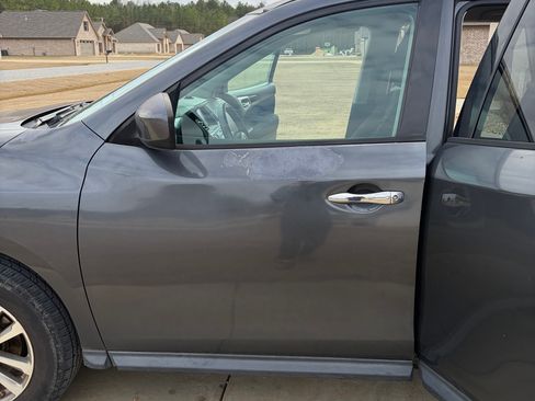 Used 2014 Nissan Pathfinder SV image 2