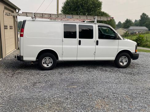 Used 2013 Chevrolet Express 2500 image 2