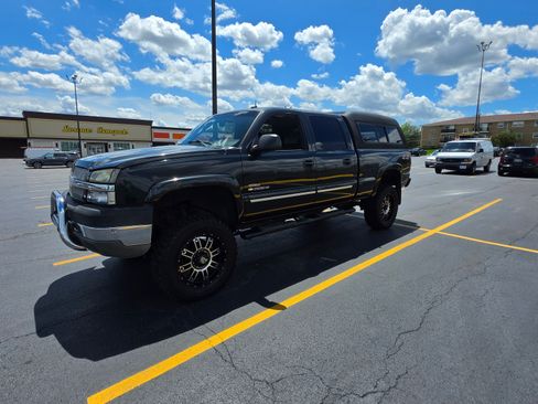 Used 2004 Chevrolet Silverado 2500 LT w/ Skid Plate Package AWD/4WD image 2