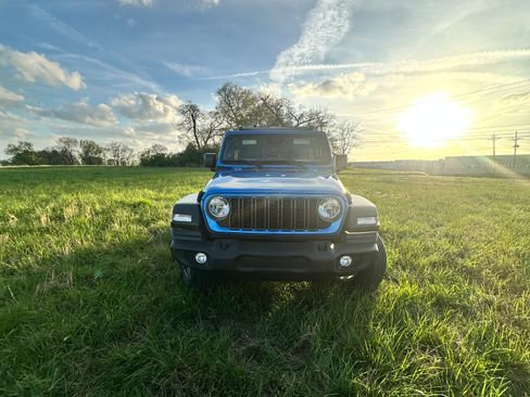 Used 2025 Jeep Wrangler Unlimited Sport image 1