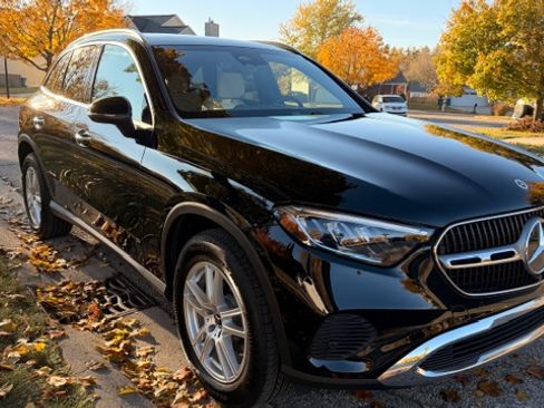 Used 2025 Mercedes-Benz GLC 300 4MATIC image 1