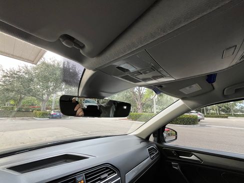 Used 2022 Volkswagen Tiguan SE image 2