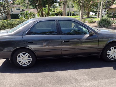 Used 2000 Toyota Camry LE FWD image 1