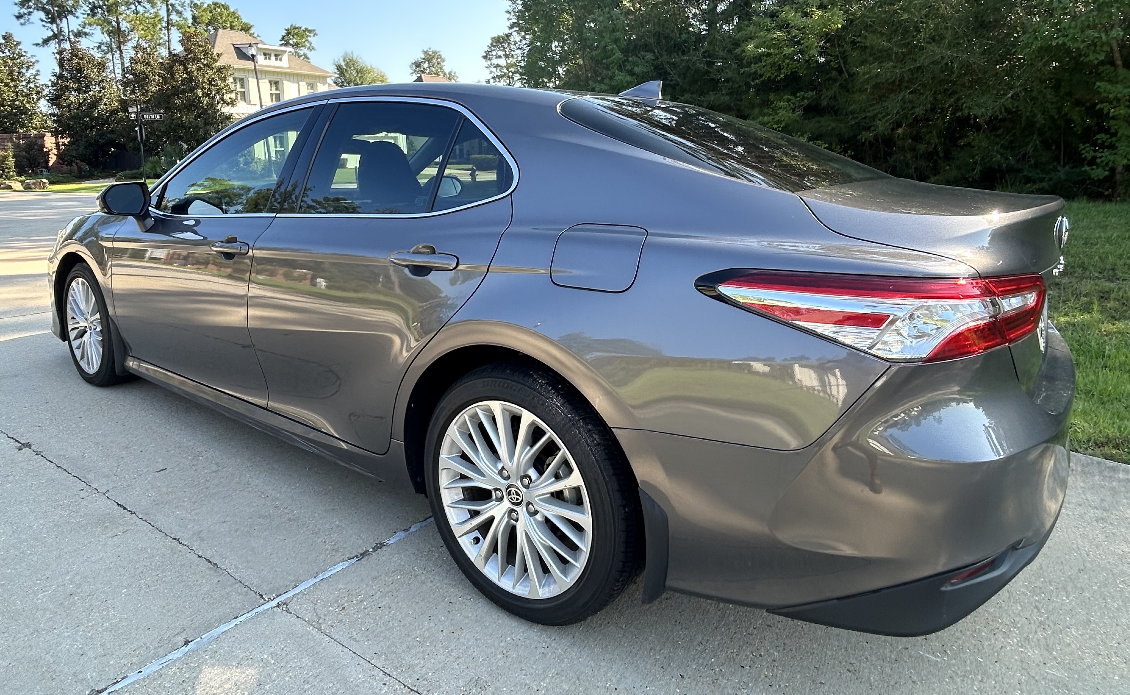 Used 2020 Toyota Camry XLE FWD image 4