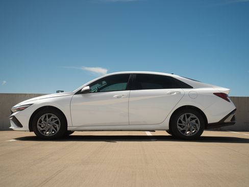 Used 2025 Hyundai Elantra Hybrid FWD image 8