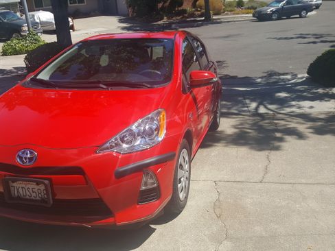 Used 2014 Toyota Prius C One image 9