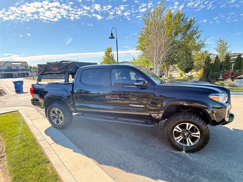 Used 2017 Toyota Tacoma TRD Sport AWD/4WD image 8
