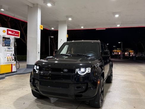 Used 2025 Land Rover Defender 110 X-Dynamic SE image 6