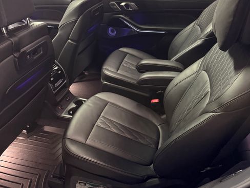 Used 2021 BMW X7 M50i image 9