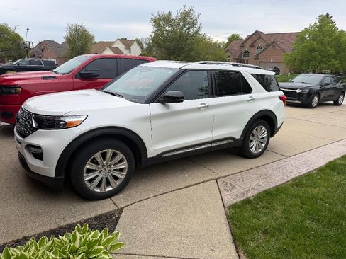 Used 2022 Ford Explorer Limited w/ Equipment Group 301A AWD/4WD image 2