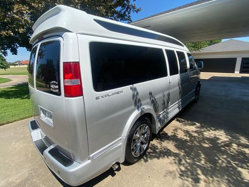 Used 2022 Chevrolet Express 2500 Extended image 4