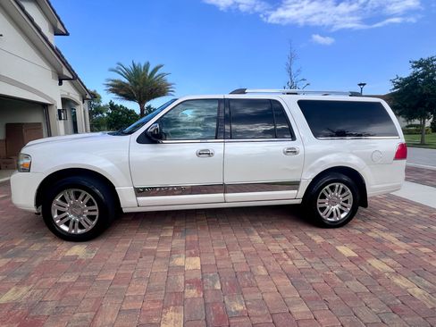 Used 2011 Lincoln Navigator L 4WD image 4