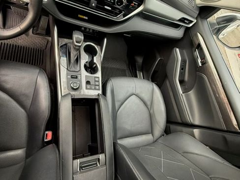 Used 2023 Toyota Highlander Platinum image 12