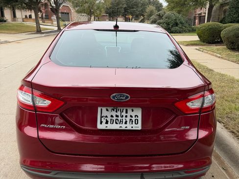 Used 2015 Ford Fusion SE image 2