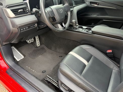 Used 2025 Toyota Camry SE FWD image 11