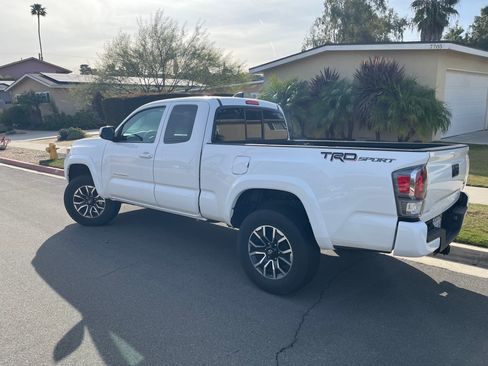 Used 2022 Toyota Tacoma TRD Sport image 2