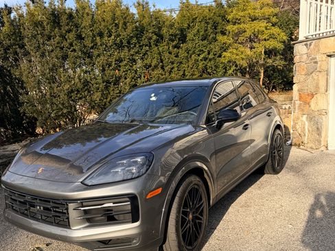 Used 2025 Porsche Cayenne image 1