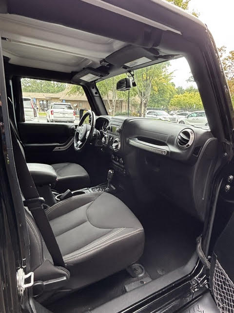 Used 2018 Jeep Wrangler Unlimited Sahara AWD/4WD image 16