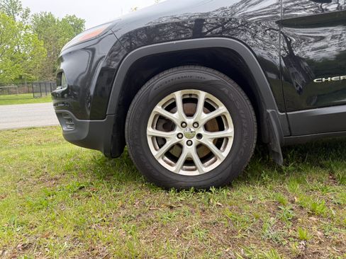 Used 2017 Jeep Cherokee Sport AWD/4WD image 18