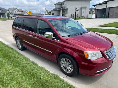 Used 2016 Chrysler Town & Country Touring-L FWD image 6