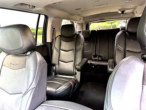 Used 2019 Cadillac Escalade ESV Luxury RWD image 10