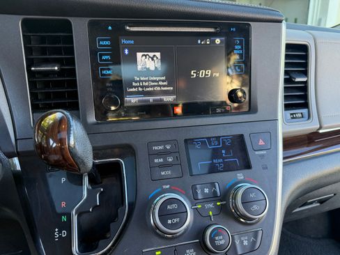 Used 2017 Toyota Sienna Limited image 12