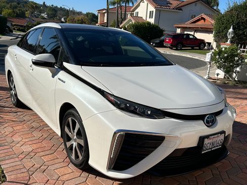 Used 2018 Toyota Mirai image 1