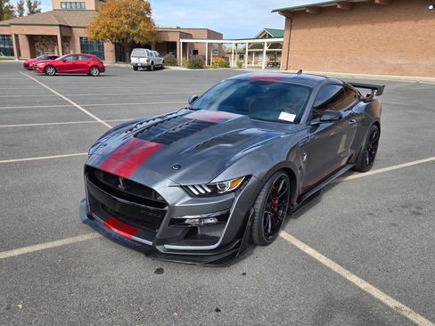 Used 2021 Ford Mustang Shelby GT500 w/ Carbon Fiber Track Pack image 6