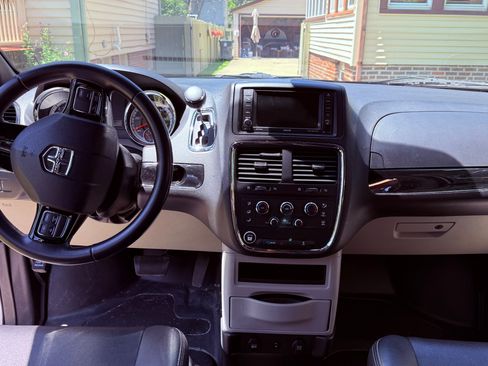 Used 2019 Dodge Grand Caravan SXT FWD image 5