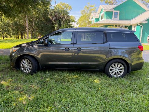 Used 2017 Kia Sedona EX FWD image 1