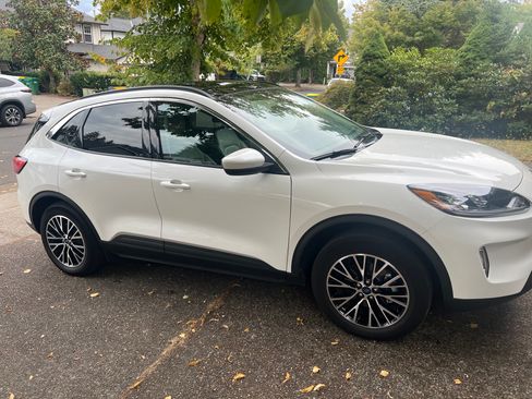 Used 2022 Ford Escape SEL w/ Technology Package FWD image 2