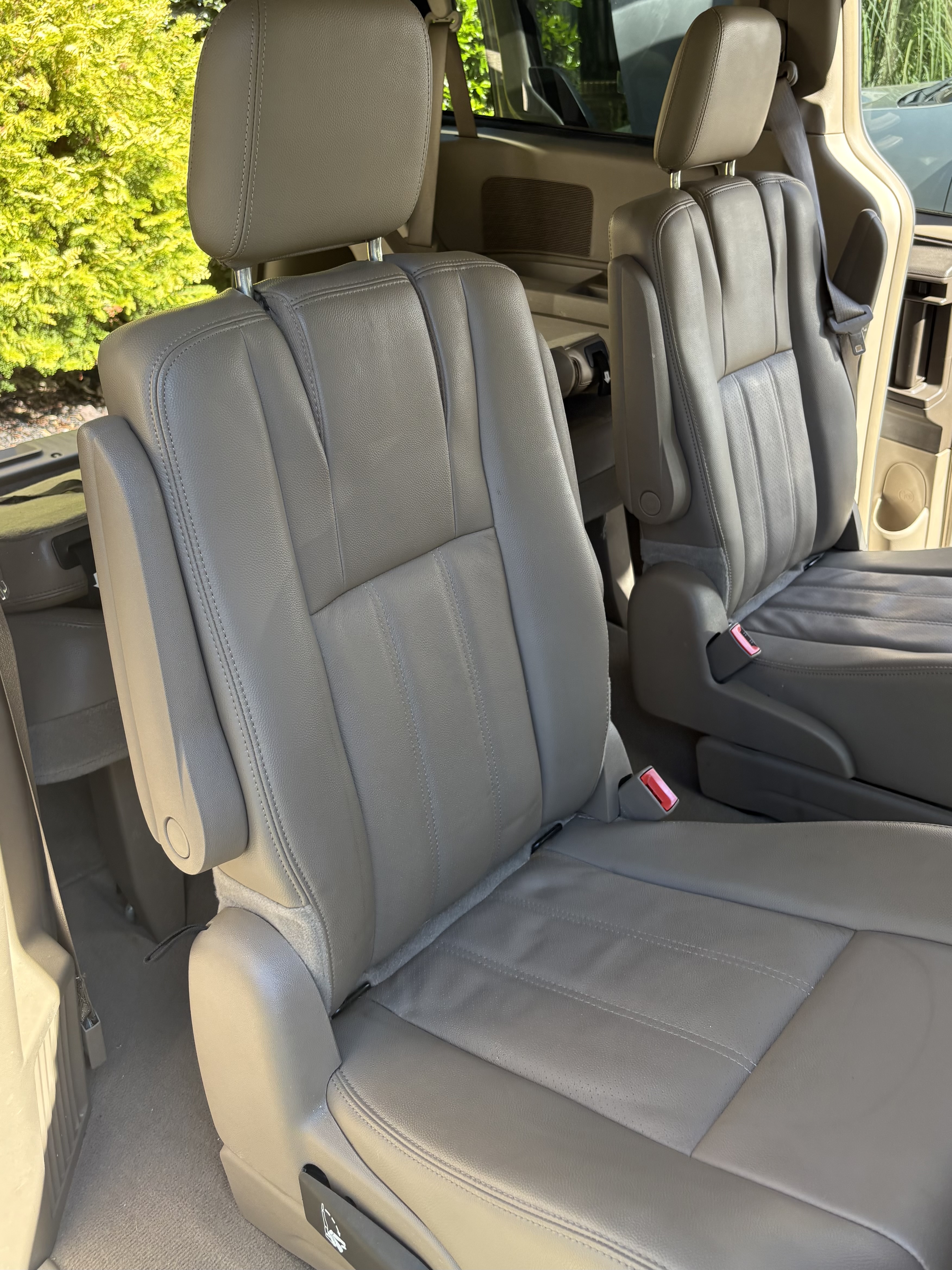 Used 2012 Chrysler Town & Country Touring w/ Entertainment Group #1 FWD image 4
