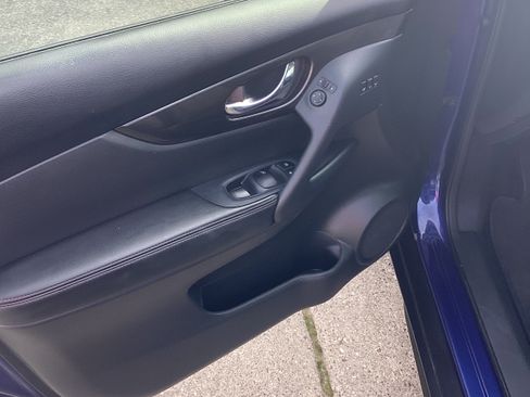 Used 2019 Nissan Rogue SV w/ Premium Package image 12