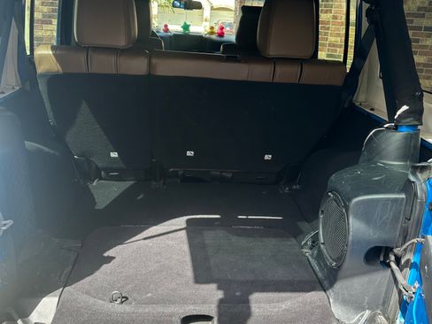 Used 2011 Jeep Wrangler Unlimited Sahara w/ Connectivity Group image 17