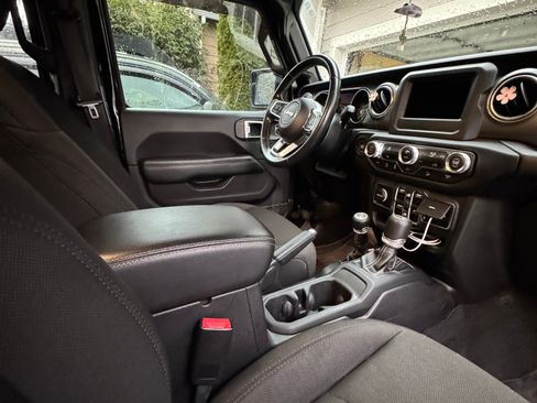 Used 2019 Jeep Wrangler Unlimited Sahara image 12