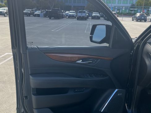 Used 2016 Cadillac Escalade ESV Luxury image 11