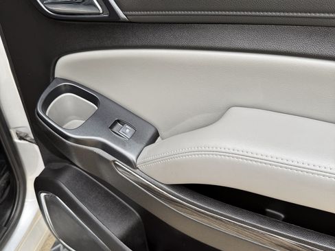 Used 2019 Chevrolet Suburban LT w/ Luxury Package image 16