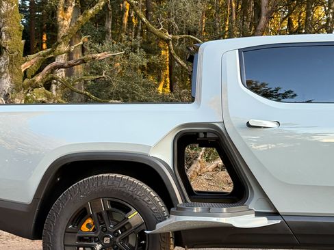 Used 2022 Rivian R1T Adventure image 12