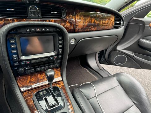 Used 2004 Jaguar XJR image 16